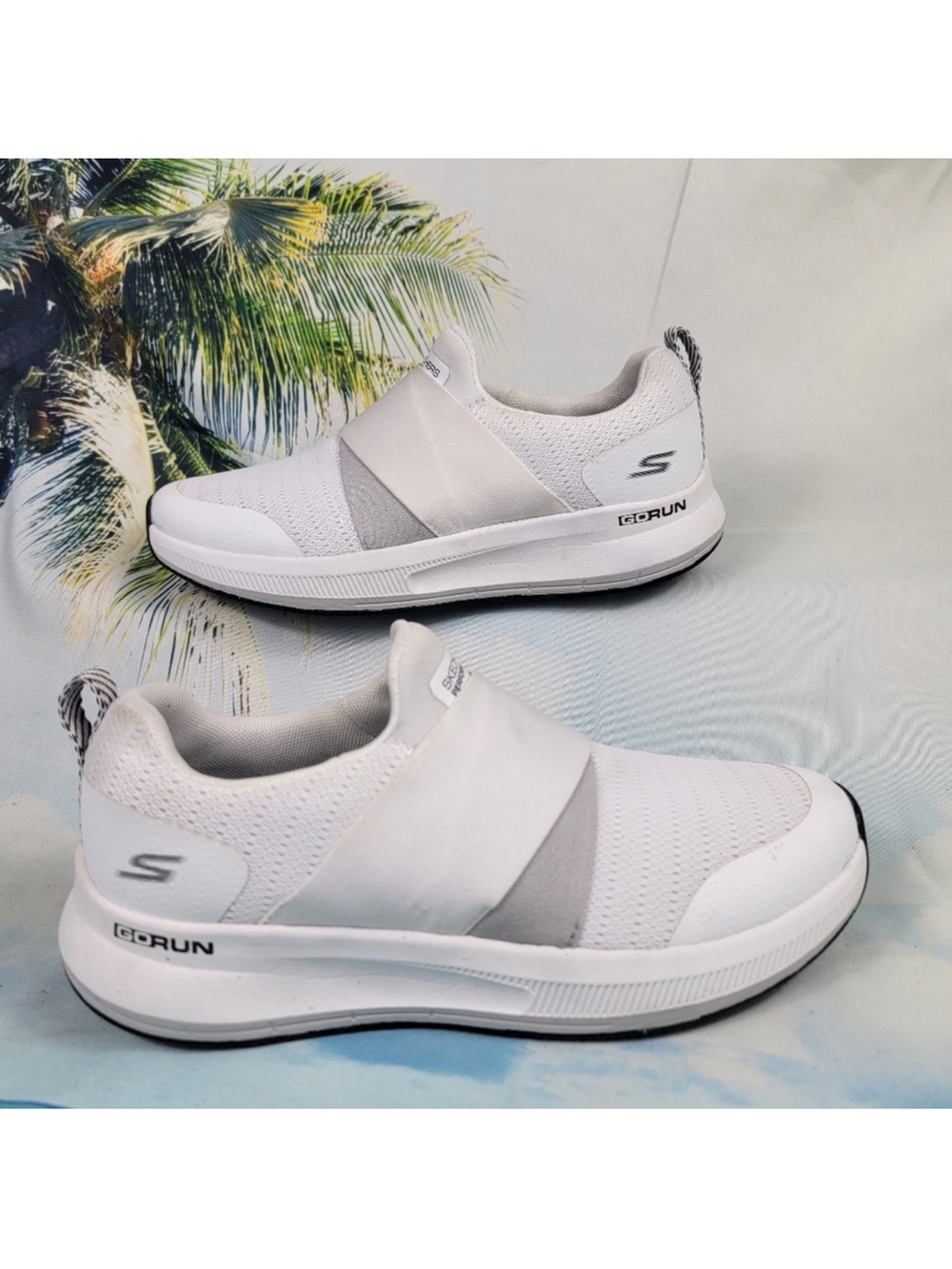 Skechers GOrun Slip-On Trainer in White and Gray size 7